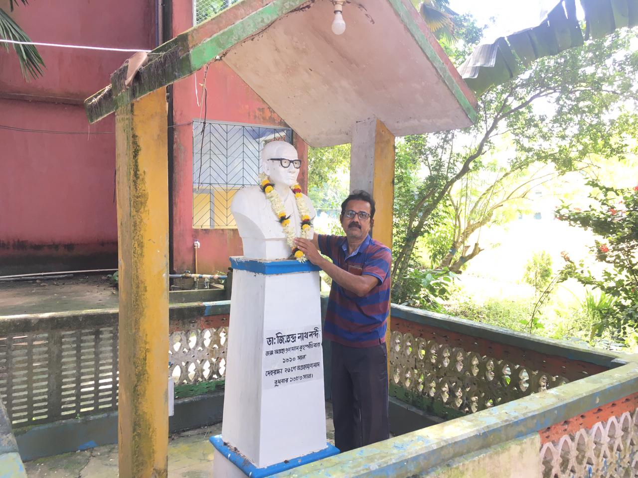 Garlanding the statue of the founder Dr. Jitendra Nath Nandi on the 60th Foundation Day